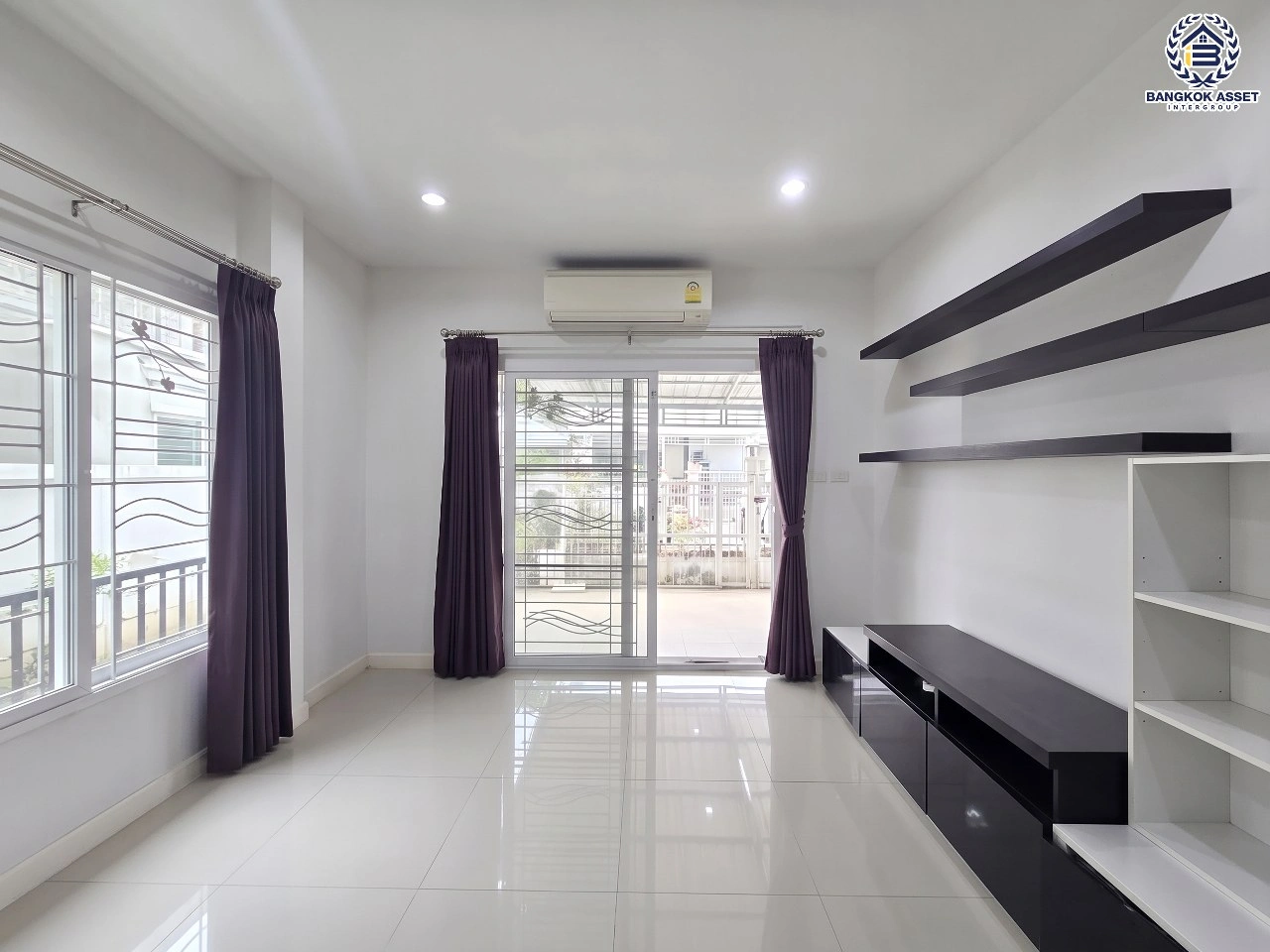 บ้านแฝดมือสอง 2 ชั้น โครงการ แลนซีโอ คริป ปิ่นเกล้า–วงแหวนฯ เนื้อที่ 41.40 ตร.ว. พื้นที่ใช้สอย 110 ตร.ม. ฟังก์ชัน 3 ห้องนอน 2 ห้องน้ำ 1 ที่จอดรถ เข้า–ออกได้ทางถนนกาญจนาภิเษกและถนนบรมราชชนนี ใกล้ MRT สายสีม่วง "สถานีตลาดบางใหญ่" และทางพิเศษ "ศรีรัช–วงแหวนรอบนอก"