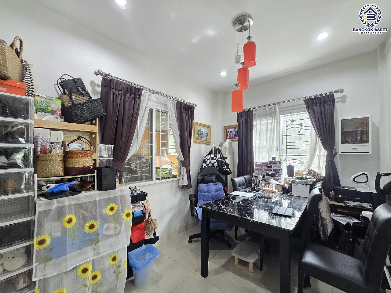 บ้านแฝดมือสอง 2 ชั้น โครงการ แลนซีโอ คริป ปิ่นเกล้า–วงแหวนฯ เนื้อที่ 41.40 ตร.ว. พื้นที่ใช้สอย 110 ตร.ม. ฟังก์ชัน 3 ห้องนอน 2 ห้องน้ำ 1 ที่จอดรถ เข้า–ออกได้ทางถนนกาญจนาภิเษกและถนนบรมราชชนนี ใกล้ MRT สายสีม่วง "สถานีตลาดบางใหญ่" และทางพิเศษ "ศรีรัช–วงแหวนรอบนอก"