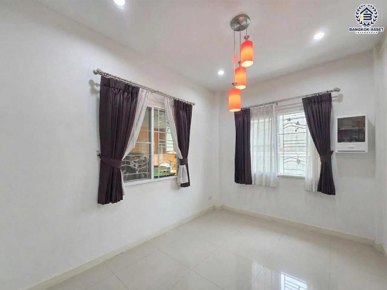 บ้านแฝดมือสอง 2 ชั้น โครงการ แลนซีโอ คริป ปิ่นเกล้า–วงแหวนฯ เนื้อที่ 41.40 ตร.ว. พื้นที่ใช้สอย 110 ตร.ม. ฟังก์ชัน 3 ห้องนอน 2 ห้องน้ำ 1 ที่จอดรถ เข้า–ออกได้ทางถนนกาญจนาภิเษกและถนนบรมราชชนนี ใกล้ MRT สายสีม่วง "สถานีตลาดบางใหญ่" และทางพิเศษ "ศรีรัช–วงแหวนรอบนอก"