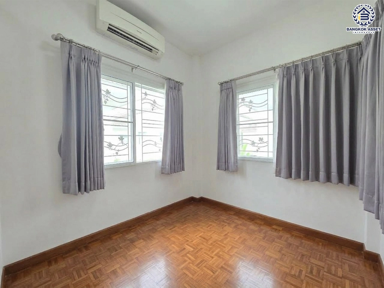 บ้านแฝดมือสอง 2 ชั้น โครงการ แลนซีโอ คริป ปิ่นเกล้า–วงแหวนฯ เนื้อที่ 41.40 ตร.ว. พื้นที่ใช้สอย 110 ตร.ม. ฟังก์ชัน 3 ห้องนอน 2 ห้องน้ำ 1 ที่จอดรถ เข้า–ออกได้ทางถนนกาญจนาภิเษกและถนนบรมราชชนนี ใกล้ MRT สายสีม่วง "สถานีตลาดบางใหญ่" และทางพิเศษ "ศรีรัช–วงแหวนรอบนอก"