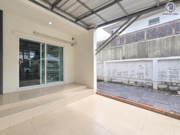บ้านแฝดมือสอง 2 ชั้น โครงการ แลนซีโอ คริป ปิ่นเกล้า–วงแหวนฯ เนื้อที่ 41.40 ตร.ว. พื้นที่ใช้สอย 110 ตร.ม. ฟังก์ชัน 3 ห้องนอน 2 ห้องน้ำ 1 ที่จอดรถ เข้า–ออกได้ทางถนนกาญจนาภิเษกและถนนบรมราชชนนี ใกล้ MRT สายสีม่วง "สถานีตลาดบางใหญ่" และทางพิเศษ "ศรีรัช–วงแหวนรอบนอก"