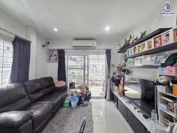 บ้านแฝดมือสอง 2 ชั้น โครงการ แลนซีโอ คริป ปิ่นเกล้า–วงแหวนฯ เนื้อที่ 41.40 ตร.ว. พื้นที่ใช้สอย 110 ตร.ม. ฟังก์ชัน 3 ห้องนอน 2 ห้องน้ำ 1 ที่จอดรถ เข้า–ออกได้ทางถนนกาญจนาภิเษกและถนนบรมราชชนนี ใกล้ MRT สายสีม่วง "สถานีตลาดบางใหญ่" และทางพิเศษ "ศรีรัช–วงแหวนรอบนอก"