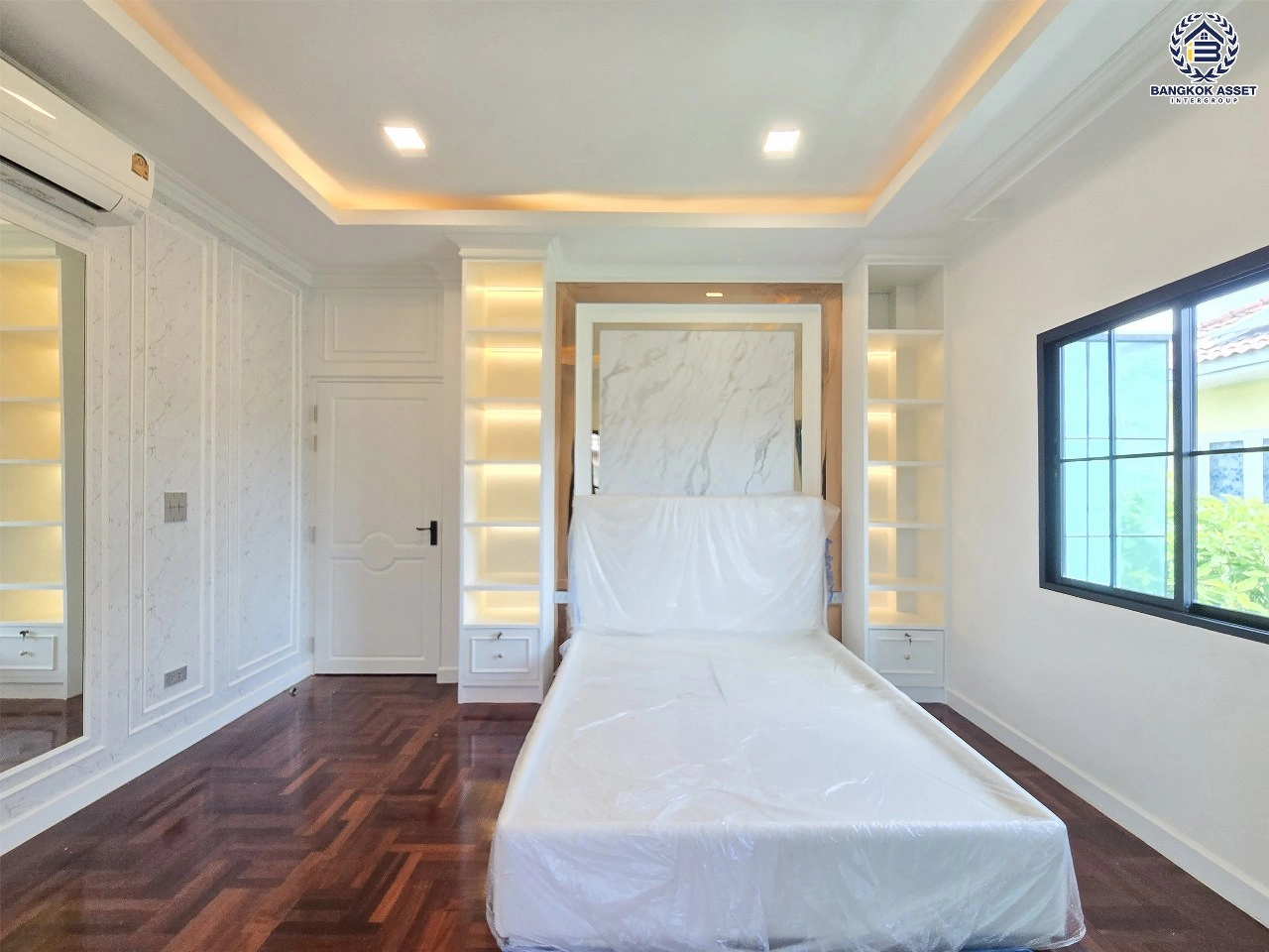 บ้านเดี่ยว 2 ชั้น โครงการ เพอร์เฟคเพลส รัตนาธิเบศร์-ไทรม้า เนื้อที่ 59.8 ตร.ว. พื้นที่ใช้สอย 160 ตร.ม. ฟังก์ชัน 3 ห้องนอน 2 ห้องน้ำ 2 ที่จอดรถ เดินทางเชื่อมต่อถนนรัตนาธิเบศร์ ถนนราชพฤกษ์ และถนนท่าอิฐ–ไทรม้า ใกล้รถไฟฟ้า MRT สายสีม่วง "สถานีไทรม้า"