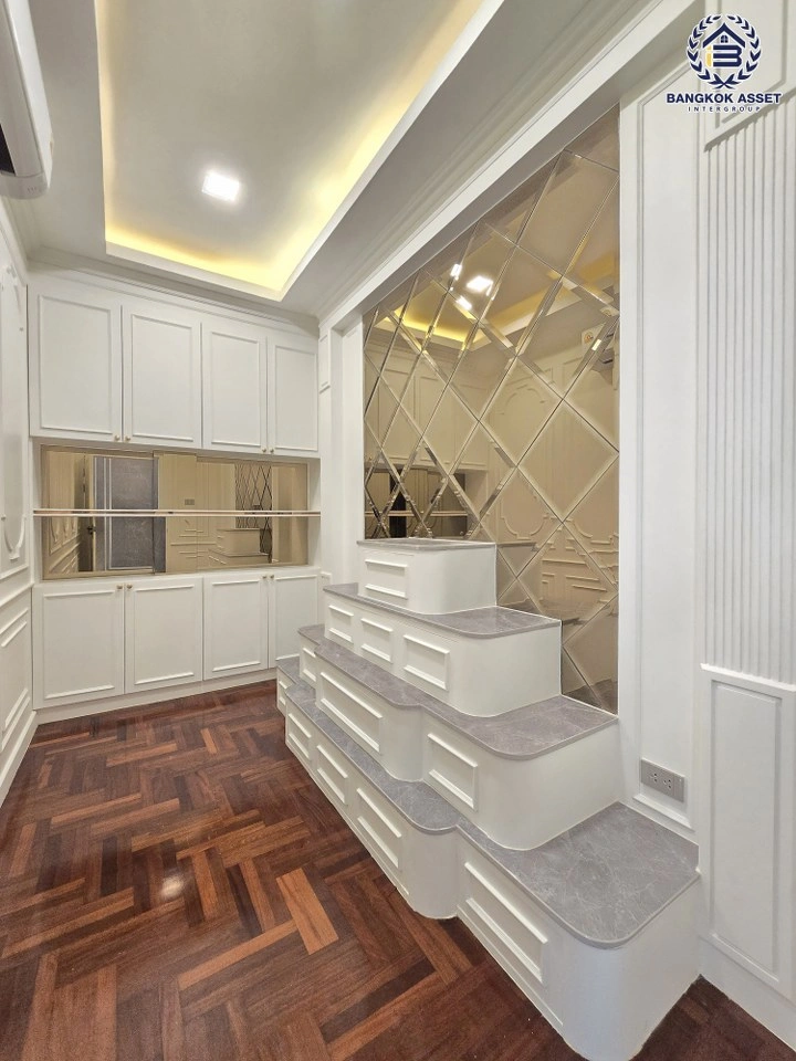 บ้านเดี่ยว 2 ชั้น โครงการ เพอร์เฟคเพลส รัตนาธิเบศร์-ไทรม้า เนื้อที่ 59.8 ตร.ว. พื้นที่ใช้สอย 160 ตร.ม. ฟังก์ชัน 3 ห้องนอน 2 ห้องน้ำ 2 ที่จอดรถ เดินทางเชื่อมต่อถนนรัตนาธิเบศร์ ถนนราชพฤกษ์ และถนนท่าอิฐ–ไทรม้า ใกล้รถไฟฟ้า MRT สายสีม่วง "สถานีไทรม้า"