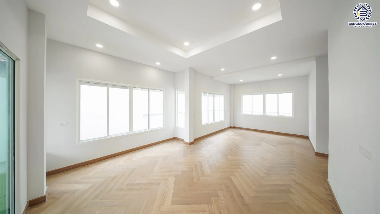 บ้านรีโนเวท โครงการ รติรมย์ พาร์ค ราชพฤกษ์ เนื้อที่ 56 ตร.ว. พื้นที่ใช้สอย 209.12 ตร.ม. ฟังก์ชัน 4 ห้องนอน 3 ห้องน้ำ 2 ที่จอดรถ เข้าออกได้หลายเส้นทาง เชื่อมต่อถนนราชพฤกษ์ ถนนนครอินทร์ ถนนกาญจนาภิเษก และถนนบรมราชชนนี ใกล้ทางพิเศษ "ศรีรัช" และรถไฟฟ้าสายสีแดง "สถานีตลิ่งชัน"