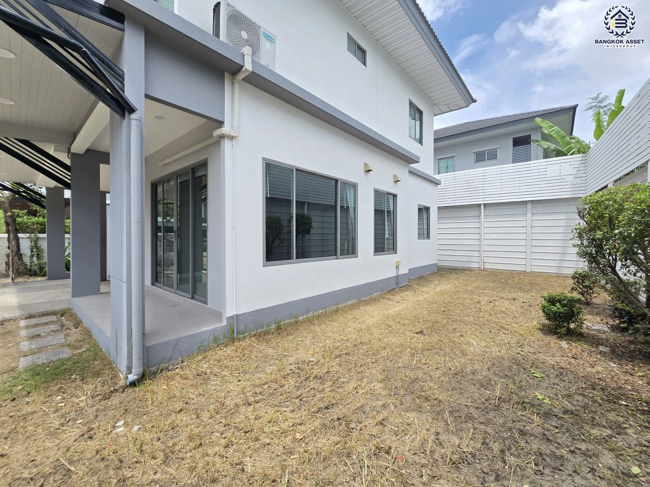 บ้านเดี่ยวมือสอง 2 ชั้น โครงการ เพอร์เฟคเพลส แจ้งวัฒนะ2 เนื้อที่ 59.7 ตร.ว. พื้นที่ใช้สอย 140 ตร.ม. ฟังก์ชัน 3 ห้องนอน 3 ห้องน้ำ 2 ที่จอดรถ เชื่อมต่อถนนชัยพฤกษ์ ทางหลวง 345 และถนนแจ้งวัฒนะ เดินทางต่อไปยังทางด่วนและรถไฟฟ้าสายสีชมพู "สถานีปากเกร็ด"
