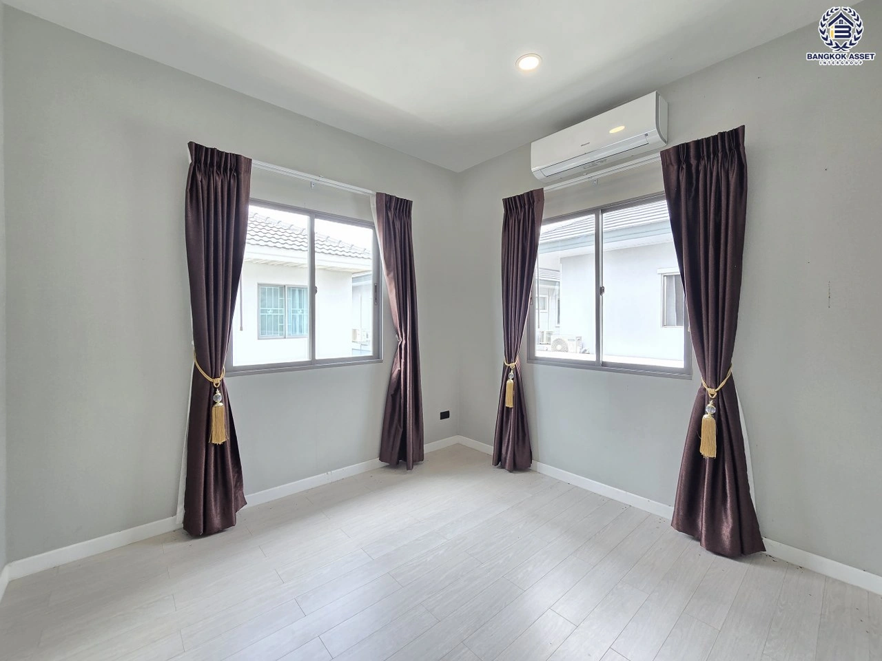 บ้านเดี่ยวมือสอง 2 ชั้น โครงการ เพอร์เฟคเพลส แจ้งวัฒนะ2 เนื้อที่ 59.7 ตร.ว. พื้นที่ใช้สอย 140 ตร.ม. ฟังก์ชัน 3 ห้องนอน 3 ห้องน้ำ 2 ที่จอดรถ เชื่อมต่อถนนชัยพฤกษ์ ทางหลวง 345 และถนนแจ้งวัฒนะ เดินทางต่อไปยังทางด่วนและรถไฟฟ้าสายสีชมพู "สถานีปากเกร็ด"