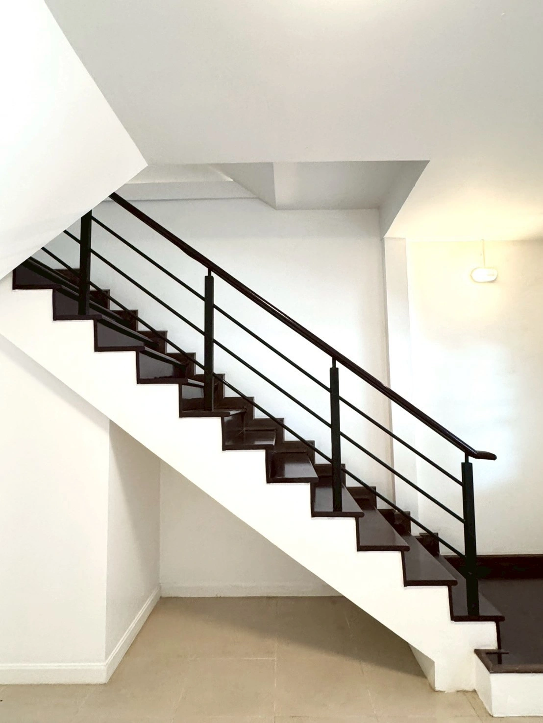 ให้เช่าทาวน์โฮมออฟฟิศสไตล์ฝรั่งเศส 3.5 ชั้น 200 ตรม. หมู่บ้านสรานนท์ ปากเกร็ด