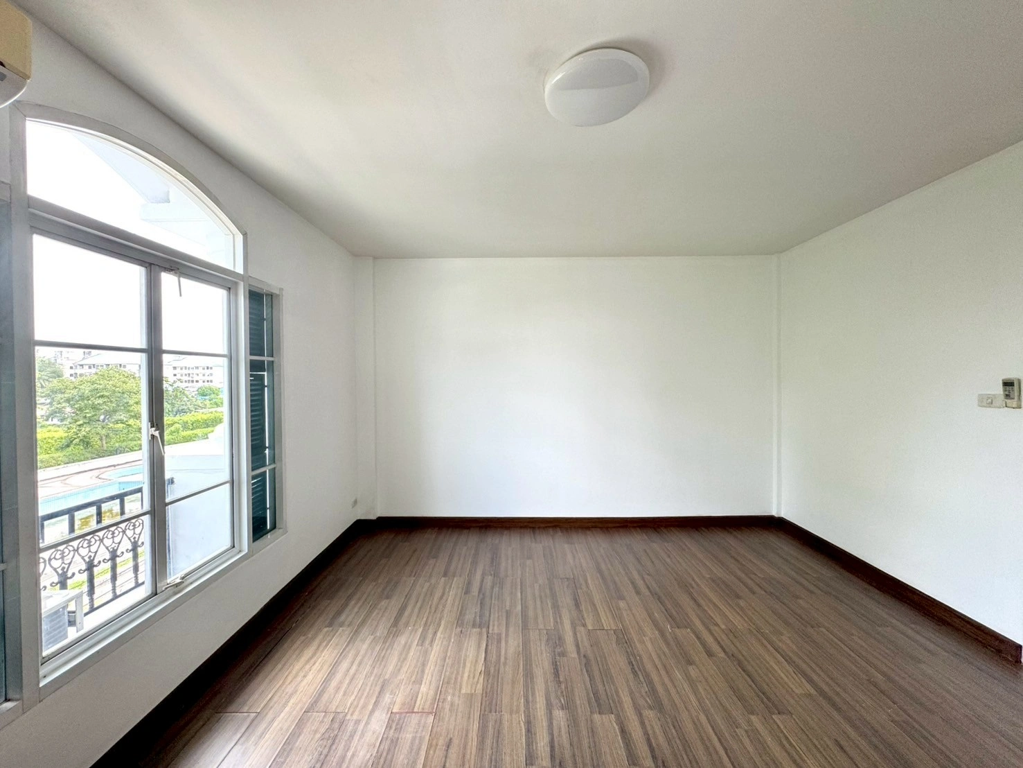 ให้เช่าทาวน์โฮมออฟฟิศสไตล์ฝรั่งเศส 3.5 ชั้น 200 ตรม. หมู่บ้านสรานนท์ ปากเกร็ด