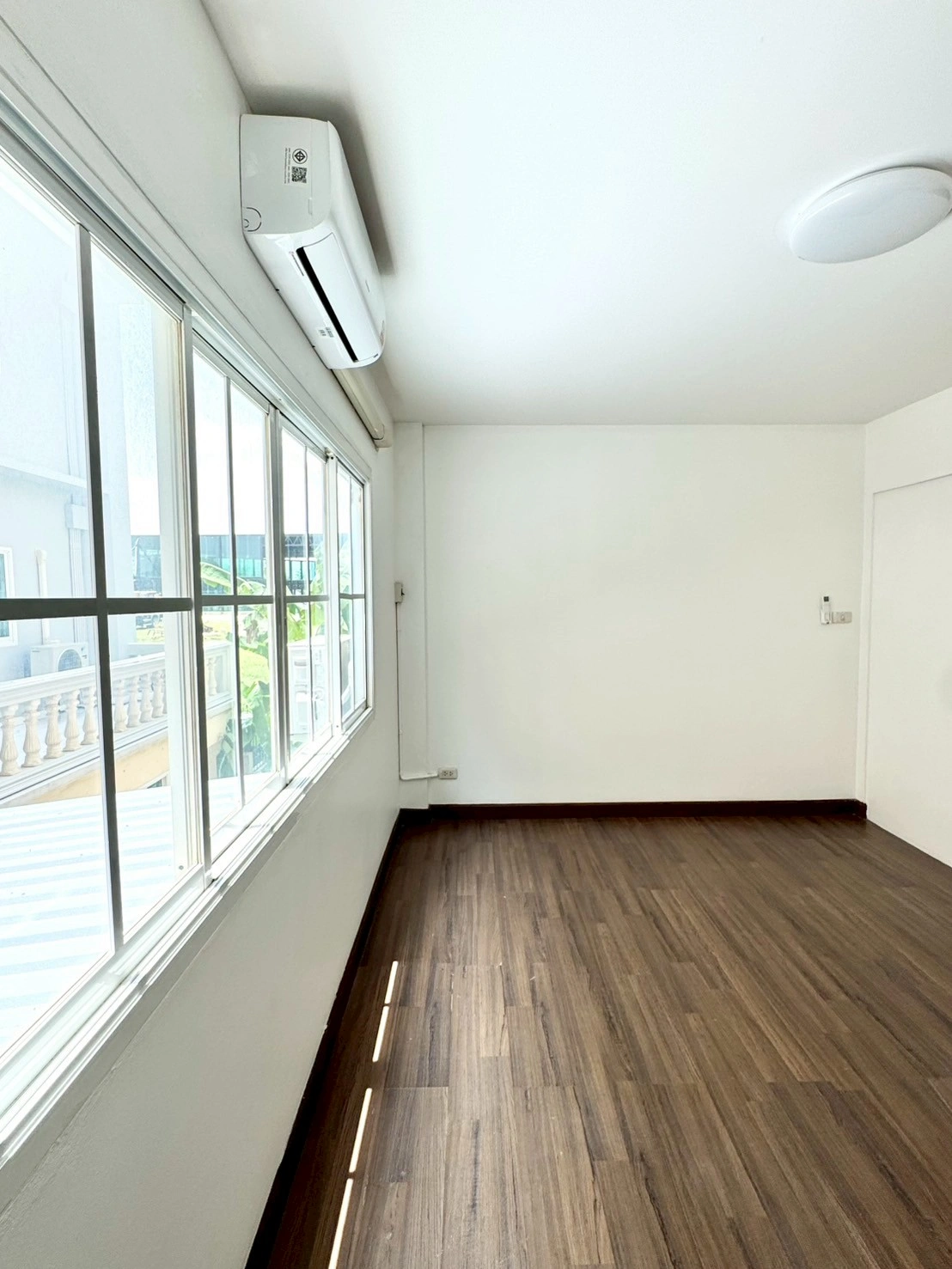 ให้เช่าทาวน์โฮมออฟฟิศสไตล์ฝรั่งเศส 3.5 ชั้น 200 ตรม. หมู่บ้านสรานนท์ ปากเกร็ด