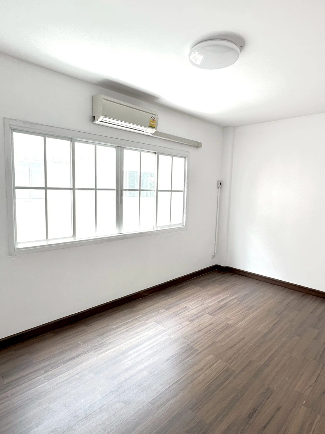ให้เช่าทาวน์โฮมออฟฟิศสไตล์ฝรั่งเศส 3.5 ชั้น 200 ตรม. หมู่บ้านสรานนท์ ปากเกร็ด