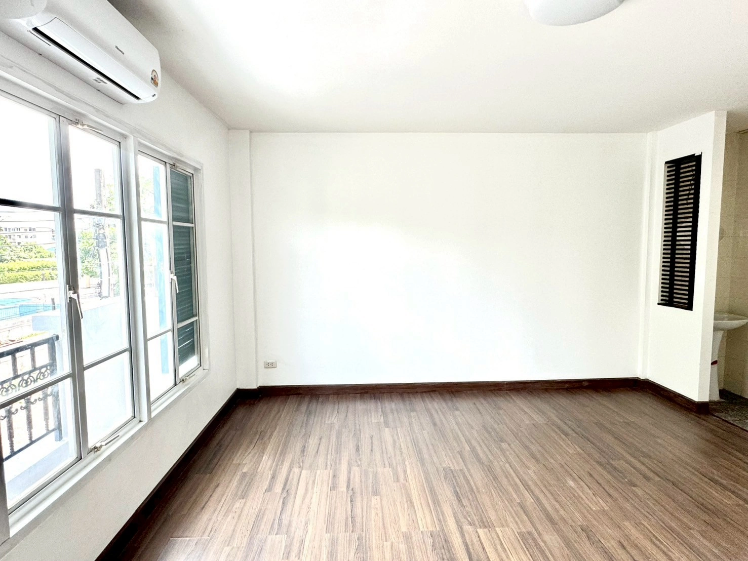 ให้เช่าทาวน์โฮมออฟฟิศสไตล์ฝรั่งเศส 3.5 ชั้น 200 ตรม. หมู่บ้านสรานนท์ ปากเกร็ด