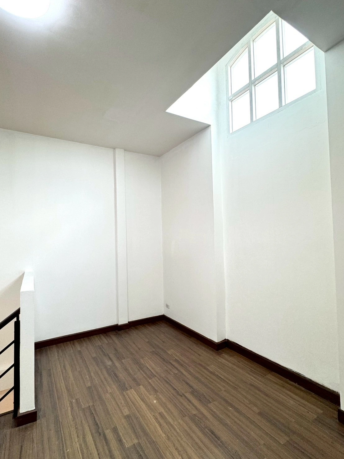 ให้เช่าทาวน์โฮมออฟฟิศสไตล์ฝรั่งเศส 3.5 ชั้น 200 ตรม. หมู่บ้านสรานนท์ ปากเกร็ด