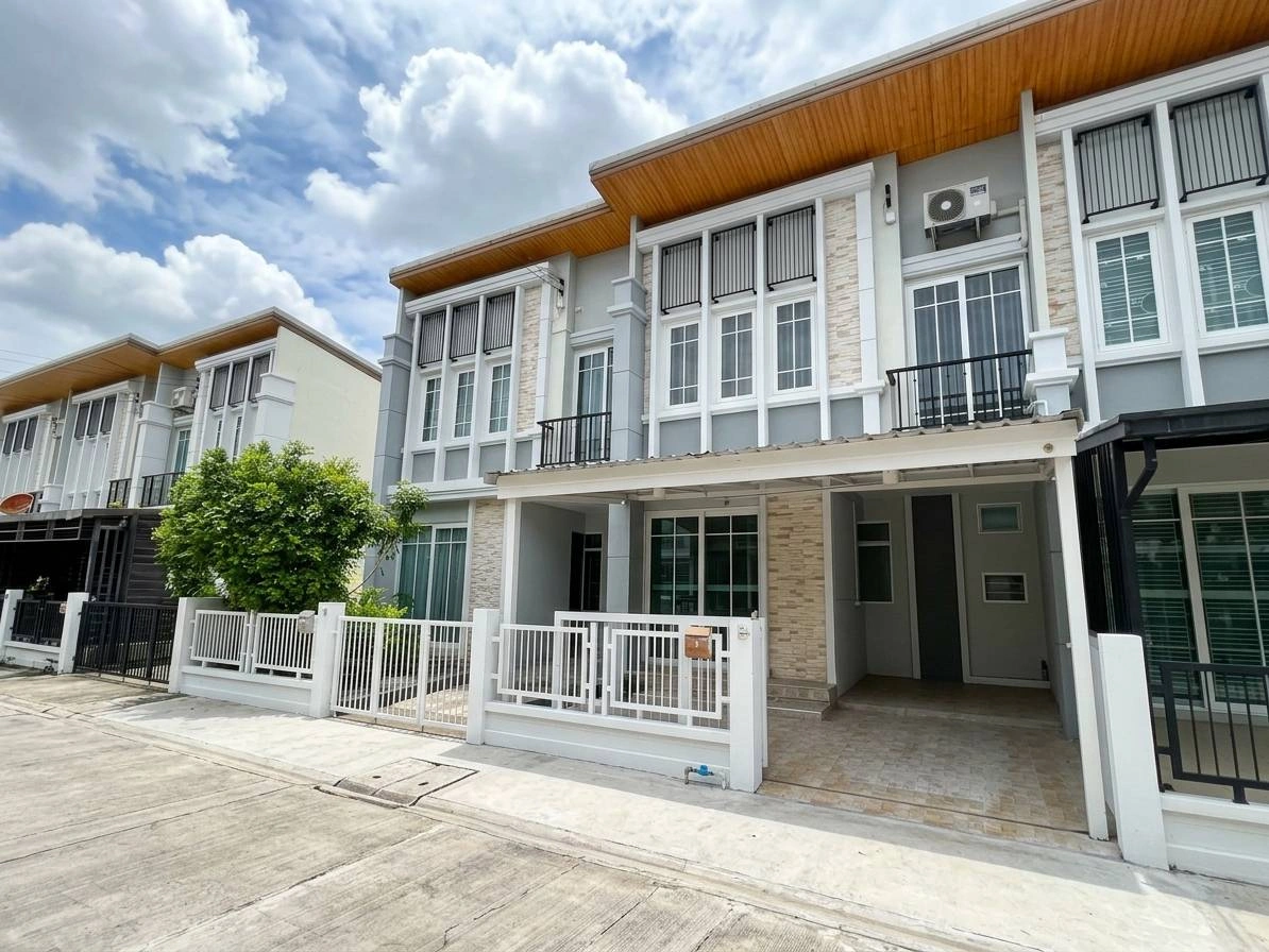 ขาย / ให้เช่า ทาวน์โฮม 2 ชั้น 4 ห้องนอน โกลเด้นท์ ทาวน์ ทำเลอ่อนนุช – ลาดกระบัง – สวนหลวง