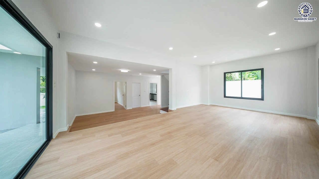 บ้านเดี่ยวรีโนเวทใหม่ โครงการ มณีรินทร์ รัตนาธิเบศร์ เนื้อที่ 89.8 ตร.ว. พื้นที่ใช้สอย 353 ตร.ม. ฟังก์ชัน 4 ห้องนอน 3 ห้องน้ำ จอดรถได้ 2 คัน บ้านอยู่ต้นโครงการ พร้อมพื้นที่รอบบ้านสำหรับการใช้งานและพักผ่อน เดินทางสะดวก เชื่อมต่อถนนรัตนาธิเบศร์ ถนนราชพฤกษ์ ใกล้ MRT สายสีม่วง "สถานีบางรักน้อยท่าอิฐ"