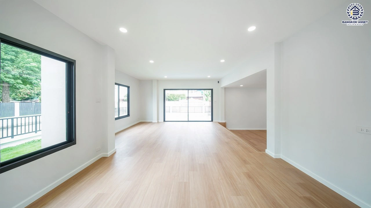 บ้านเดี่ยวรีโนเวทใหม่ โครงการ มณีรินทร์ รัตนาธิเบศร์ เนื้อที่ 89.8 ตร.ว. พื้นที่ใช้สอย 353 ตร.ม. ฟังก์ชัน 4 ห้องนอน 3 ห้องน้ำ จอดรถได้ 2 คัน บ้านอยู่ต้นโครงการ พร้อมพื้นที่รอบบ้านสำหรับการใช้งานและพักผ่อน เดินทางสะดวก เชื่อมต่อถนนรัตนาธิเบศร์ ถนนราชพฤกษ์ ใกล้ MRT สายสีม่วง "สถานีบางรักน้อยท่าอิฐ"