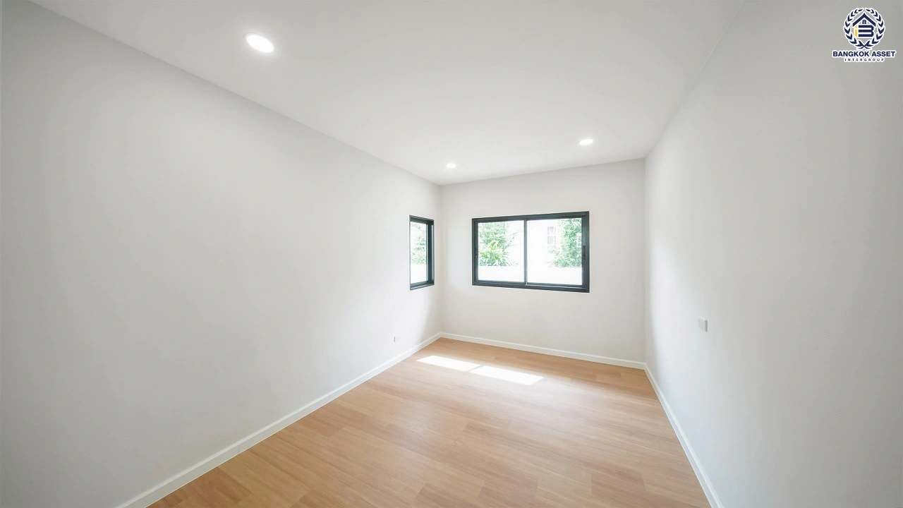 บ้านเดี่ยวรีโนเวทใหม่ โครงการ มณีรินทร์ รัตนาธิเบศร์ เนื้อที่ 89.8 ตร.ว. พื้นที่ใช้สอย 353 ตร.ม. ฟังก์ชัน 4 ห้องนอน 3 ห้องน้ำ จอดรถได้ 2 คัน บ้านอยู่ต้นโครงการ พร้อมพื้นที่รอบบ้านสำหรับการใช้งานและพักผ่อน เดินทางสะดวก เชื่อมต่อถนนรัตนาธิเบศร์ ถนนราชพฤกษ์ ใกล้ MRT สายสีม่วง "สถานีบางรักน้อยท่าอิฐ"