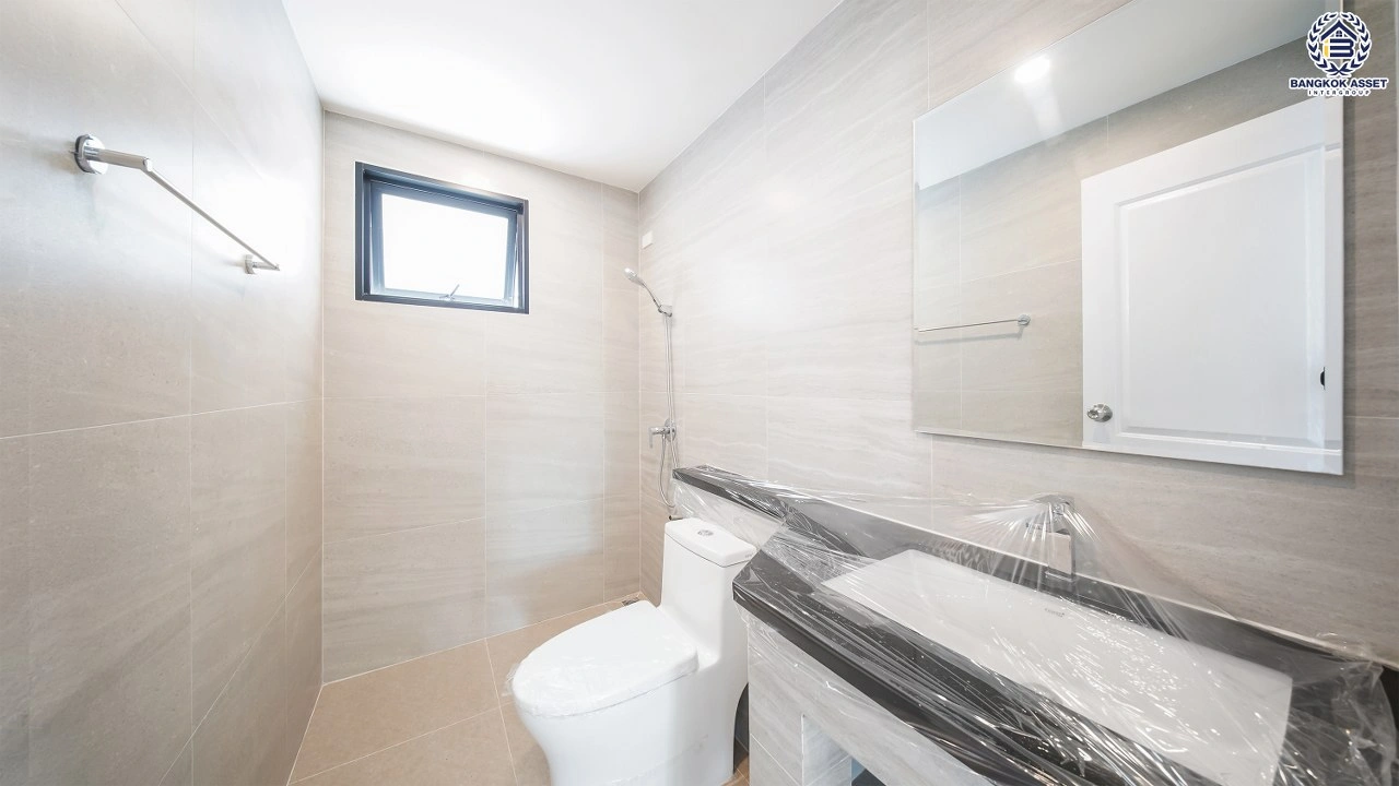 บ้านเดี่ยวรีโนเวทใหม่ โครงการ มณีรินทร์ รัตนาธิเบศร์ เนื้อที่ 89.8 ตร.ว. พื้นที่ใช้สอย 353 ตร.ม. ฟังก์ชัน 4 ห้องนอน 3 ห้องน้ำ จอดรถได้ 2 คัน บ้านอยู่ต้นโครงการ พร้อมพื้นที่รอบบ้านสำหรับการใช้งานและพักผ่อน เดินทางสะดวก เชื่อมต่อถนนรัตนาธิเบศร์ ถนนราชพฤกษ์ ใกล้ MRT สายสีม่วง "สถานีบางรักน้อยท่าอิฐ"