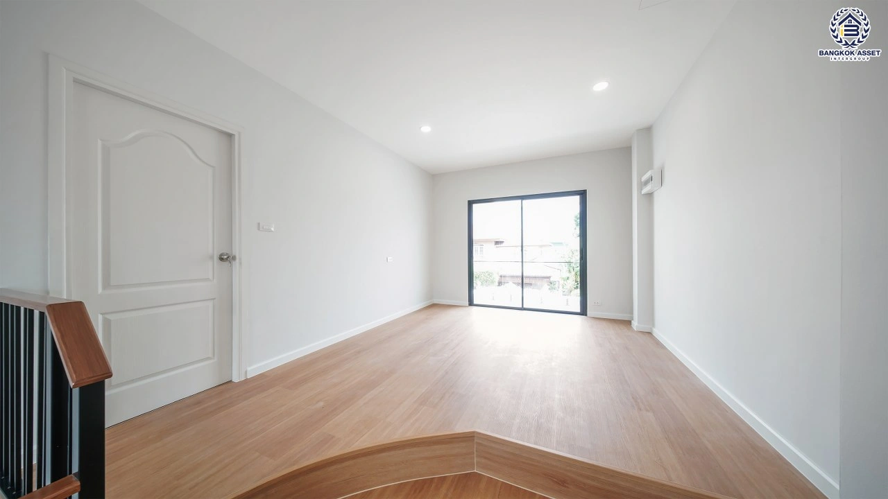 บ้านเดี่ยวรีโนเวทใหม่ โครงการ มณีรินทร์ รัตนาธิเบศร์ เนื้อที่ 89.8 ตร.ว. พื้นที่ใช้สอย 353 ตร.ม. ฟังก์ชัน 4 ห้องนอน 3 ห้องน้ำ จอดรถได้ 2 คัน บ้านอยู่ต้นโครงการ พร้อมพื้นที่รอบบ้านสำหรับการใช้งานและพักผ่อน เดินทางสะดวก เชื่อมต่อถนนรัตนาธิเบศร์ ถนนราชพฤกษ์ ใกล้ MRT สายสีม่วง "สถานีบางรักน้อยท่าอิฐ"