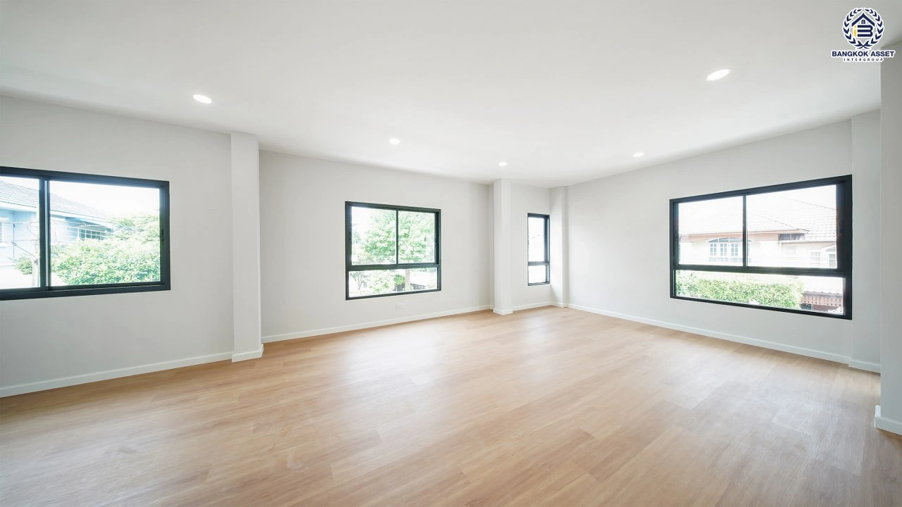 บ้านเดี่ยวรีโนเวทใหม่ โครงการ มณีรินทร์ รัตนาธิเบศร์ เนื้อที่ 89.8 ตร.ว. พื้นที่ใช้สอย 353 ตร.ม. ฟังก์ชัน 4 ห้องนอน 3 ห้องน้ำ จอดรถได้ 2 คัน บ้านอยู่ต้นโครงการ พร้อมพื้นที่รอบบ้านสำหรับการใช้งานและพักผ่อน เดินทางสะดวก เชื่อมต่อถนนรัตนาธิเบศร์ ถนนราชพฤกษ์ ใกล้ MRT สายสีม่วง "สถานีบางรักน้อยท่าอิฐ"