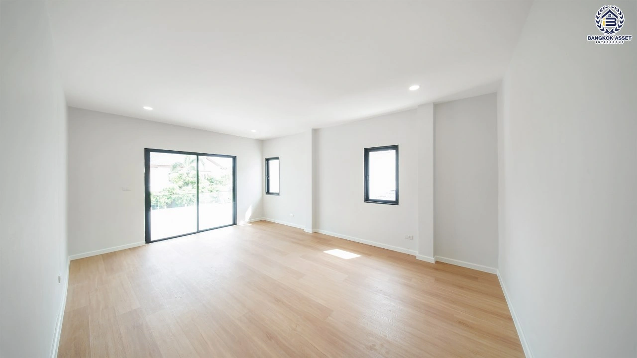 บ้านเดี่ยวรีโนเวทใหม่ โครงการ มณีรินทร์ รัตนาธิเบศร์ เนื้อที่ 89.8 ตร.ว. พื้นที่ใช้สอย 353 ตร.ม. ฟังก์ชัน 4 ห้องนอน 3 ห้องน้ำ จอดรถได้ 2 คัน บ้านอยู่ต้นโครงการ พร้อมพื้นที่รอบบ้านสำหรับการใช้งานและพักผ่อน เดินทางสะดวก เชื่อมต่อถนนรัตนาธิเบศร์ ถนนราชพฤกษ์ ใกล้ MRT สายสีม่วง "สถานีบางรักน้อยท่าอิฐ"