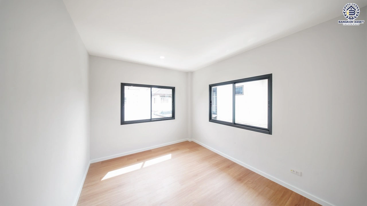 บ้านเดี่ยวรีโนเวทใหม่ โครงการ มณีรินทร์ รัตนาธิเบศร์ เนื้อที่ 89.8 ตร.ว. พื้นที่ใช้สอย 353 ตร.ม. ฟังก์ชัน 4 ห้องนอน 3 ห้องน้ำ จอดรถได้ 2 คัน บ้านอยู่ต้นโครงการ พร้อมพื้นที่รอบบ้านสำหรับการใช้งานและพักผ่อน เดินทางสะดวก เชื่อมต่อถนนรัตนาธิเบศร์ ถนนราชพฤกษ์ ใกล้ MRT สายสีม่วง "สถานีบางรักน้อยท่าอิฐ"