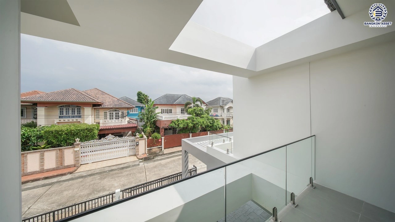 บ้านเดี่ยวรีโนเวทใหม่ โครงการ มณีรินทร์ รัตนาธิเบศร์ เนื้อที่ 89.8 ตร.ว. พื้นที่ใช้สอย 353 ตร.ม. ฟังก์ชัน 4 ห้องนอน 3 ห้องน้ำ จอดรถได้ 2 คัน บ้านอยู่ต้นโครงการ พร้อมพื้นที่รอบบ้านสำหรับการใช้งานและพักผ่อน เดินทางสะดวก เชื่อมต่อถนนรัตนาธิเบศร์ ถนนราชพฤกษ์ ใกล้ MRT สายสีม่วง "สถานีบางรักน้อยท่าอิฐ"