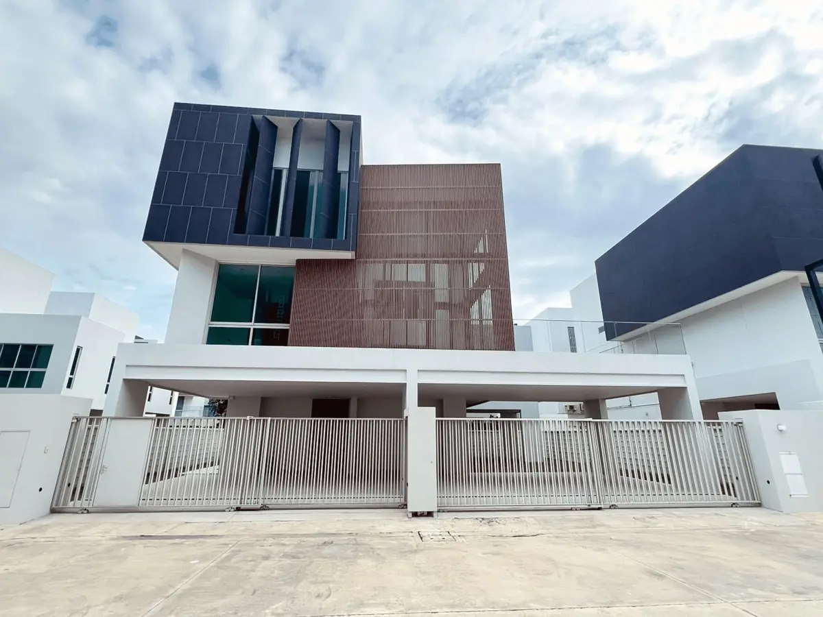ขายบ้านหรูทำเลพรานนก ติดถนนใหญ่ เชื่อมต่อสาทรสะดวก พร้อมพื้นที่ใช้สอยสำหรับครอบครัวb