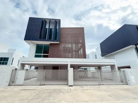ขายบ้านหรูทำเลพรานนก ติดถนนใหญ่ เชื่อมต่อสาทรสะดวก พร้อมพื้นที่ใช้สอยสำหรับครอบครัวb