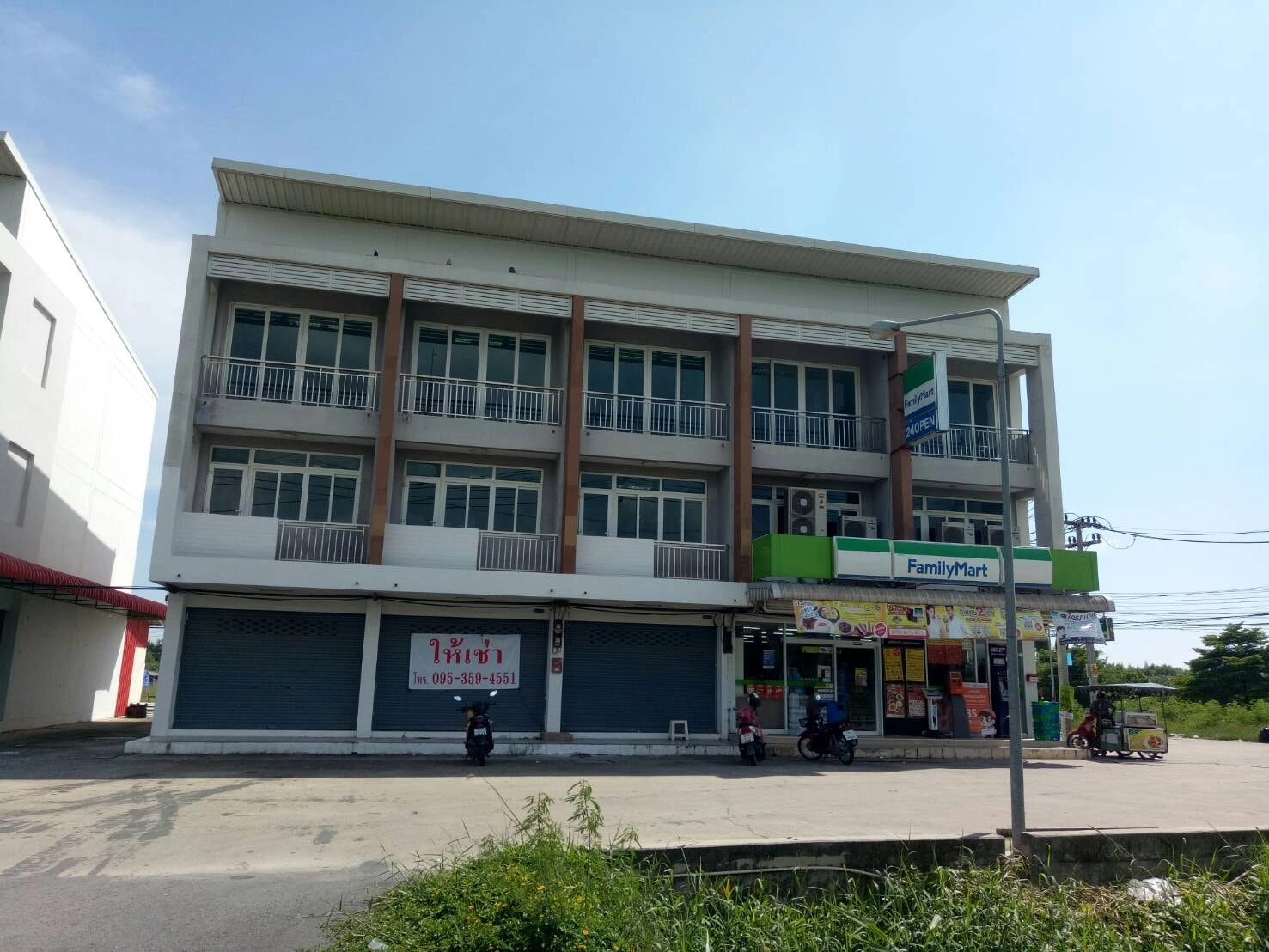 ให้เช่าตึกแถวสินสาคร ติด family mart หน้าหมู่บ้านซื่อตรงสารินและนิคมอุตสาหกรรมสินสาคร เหมาะแก่การทำธุระกิจ แหล่งชุมชน ทำเลดี