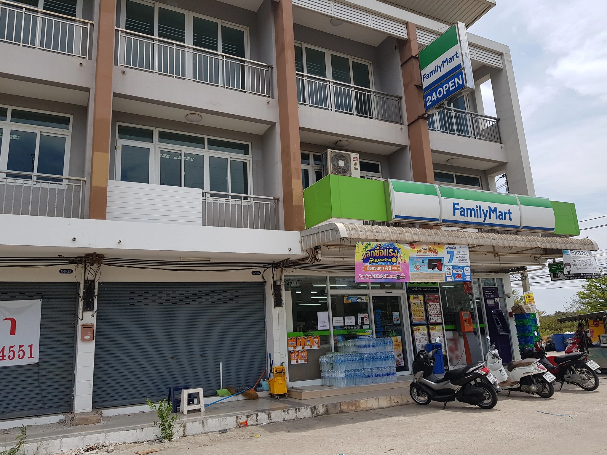 ให้เช่าตึกแถวสินสาคร ติด family mart หน้าหมู่บ้านซื่อตรงสารินและนิคมอุตสาหกรรมสินสาคร เหมาะแก่การทำธุระกิจ แหล่งชุมชน ทำเลดี
