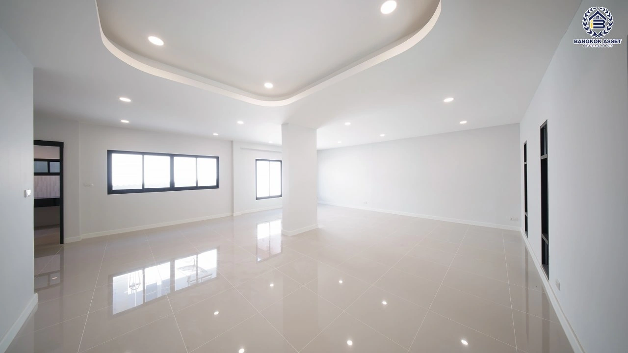 บ้านเดี่ยวรีโนเวทใหม่ โครงการ เพอร์เฟค เพลส รามคำแหง เนื้อที่ 65.3 ตร.ว. พื้นที่ใช้สอย 249.86 ตร.ม. ฟังก์ชัน 4 ห้องนอน 2 ห้องน้ำ จอดรถได้ 2 คัน เชื่อมต่อถนนรามคำแหง ถนนเสรีไทย และถนนเคหะร่มเกล้า ใกล้รถไฟฟ้าสายสีส้ม "สถานีสัมมากร"