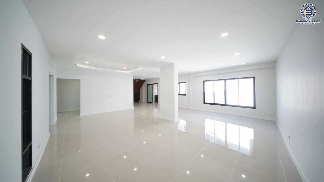 บ้านเดี่ยวรีโนเวทใหม่ โครงการ เพอร์เฟค เพลส รามคำแหง เนื้อที่ 65.3 ตร.ว. พื้นที่ใช้สอย 249.86 ตร.ม. ฟังก์ชัน 4 ห้องนอน 2 ห้องน้ำ จอดรถได้ 2 คัน เชื่อมต่อถนนรามคำแหง ถนนเสรีไทย และถนนเคหะร่มเกล้า ใกล้รถไฟฟ้าสายสีส้ม "สถานีสัมมากร"