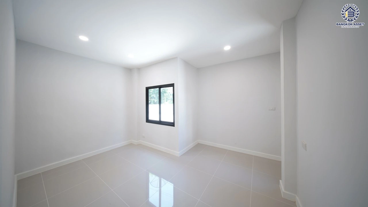 บ้านเดี่ยวรีโนเวทใหม่ โครงการ เพอร์เฟค เพลส รามคำแหง เนื้อที่ 65.3 ตร.ว. พื้นที่ใช้สอย 249.86 ตร.ม. ฟังก์ชัน 4 ห้องนอน 2 ห้องน้ำ จอดรถได้ 2 คัน เชื่อมต่อถนนรามคำแหง ถนนเสรีไทย และถนนเคหะร่มเกล้า ใกล้รถไฟฟ้าสายสีส้ม "สถานีสัมมากร"