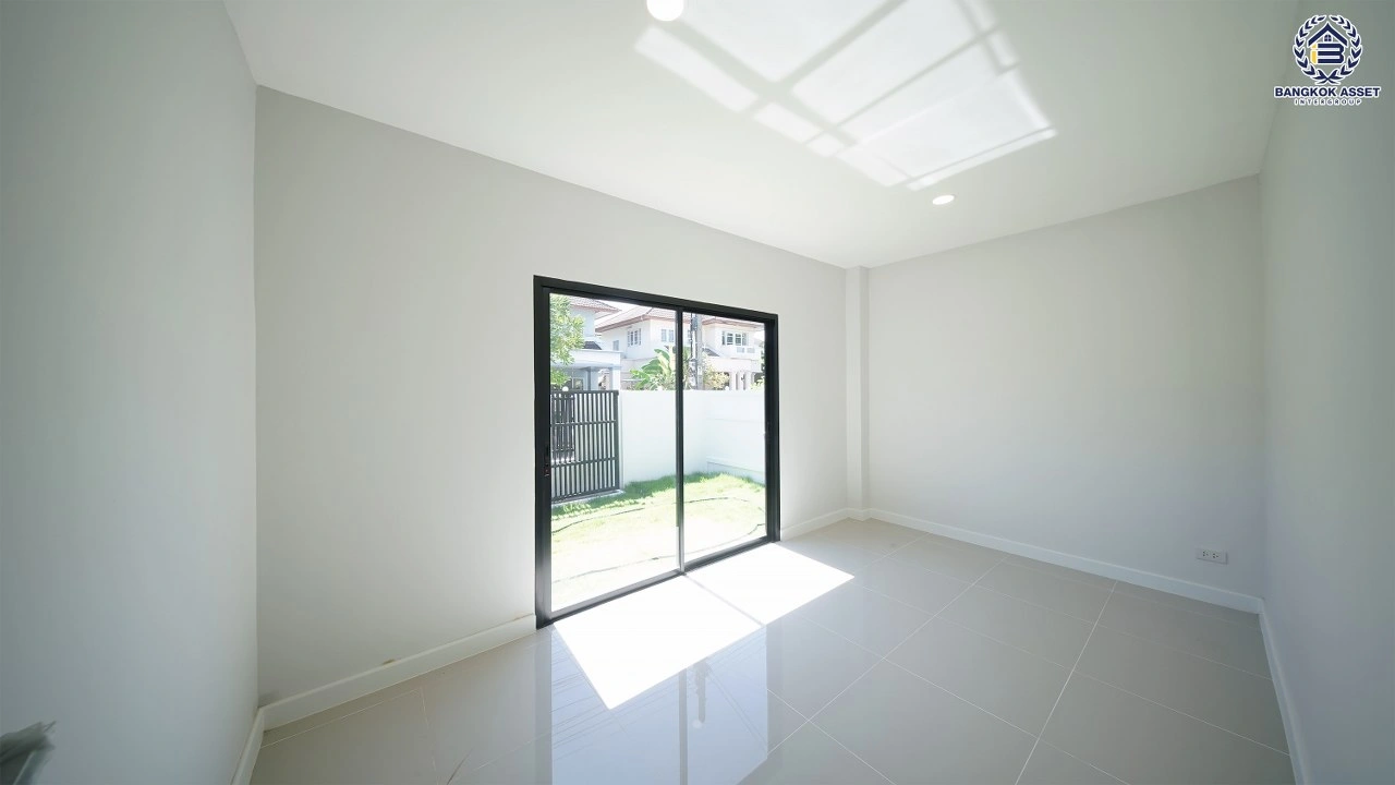 บ้านเดี่ยวรีโนเวทใหม่ โครงการ เพอร์เฟค เพลส รามคำแหง เนื้อที่ 65.3 ตร.ว. พื้นที่ใช้สอย 249.86 ตร.ม. ฟังก์ชัน 4 ห้องนอน 2 ห้องน้ำ จอดรถได้ 2 คัน เชื่อมต่อถนนรามคำแหง ถนนเสรีไทย และถนนเคหะร่มเกล้า ใกล้รถไฟฟ้าสายสีส้ม "สถานีสัมมากร"