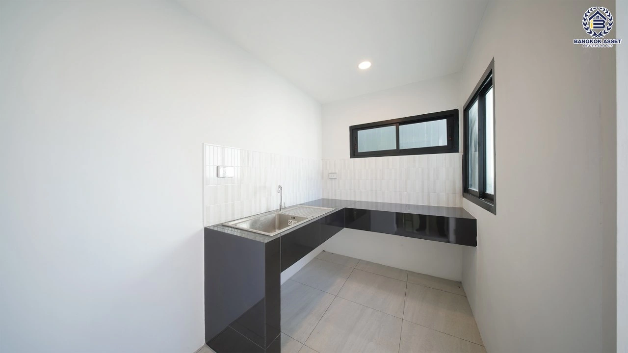 บ้านเดี่ยวรีโนเวทใหม่ โครงการ เพอร์เฟค เพลส รามคำแหง เนื้อที่ 65.3 ตร.ว. พื้นที่ใช้สอย 249.86 ตร.ม. ฟังก์ชัน 4 ห้องนอน 2 ห้องน้ำ จอดรถได้ 2 คัน เชื่อมต่อถนนรามคำแหง ถนนเสรีไทย และถนนเคหะร่มเกล้า ใกล้รถไฟฟ้าสายสีส้ม "สถานีสัมมากร"
