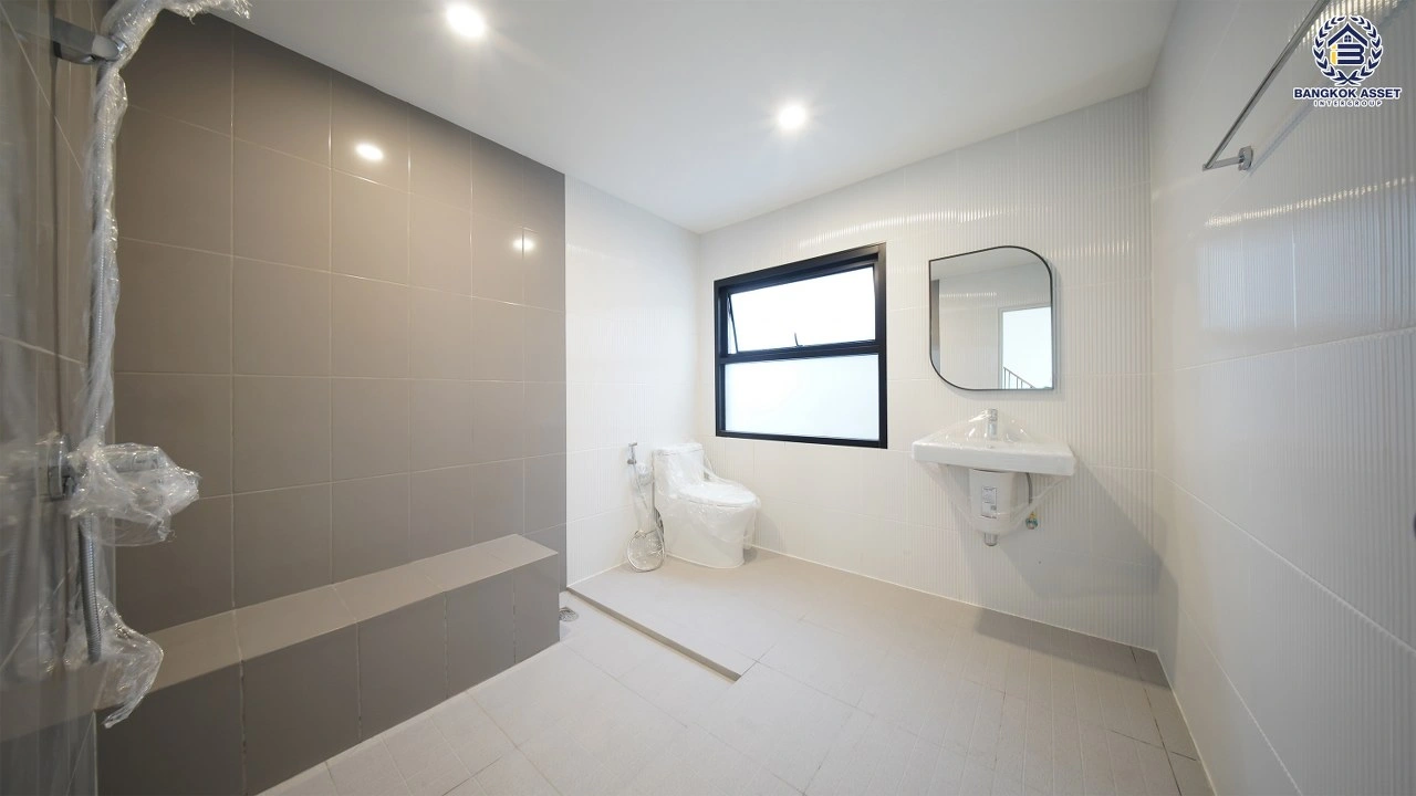 บ้านเดี่ยวรีโนเวทใหม่ โครงการ เพอร์เฟค เพลส รามคำแหง เนื้อที่ 65.3 ตร.ว. พื้นที่ใช้สอย 249.86 ตร.ม. ฟังก์ชัน 4 ห้องนอน 2 ห้องน้ำ จอดรถได้ 2 คัน เชื่อมต่อถนนรามคำแหง ถนนเสรีไทย และถนนเคหะร่มเกล้า ใกล้รถไฟฟ้าสายสีส้ม "สถานีสัมมากร"