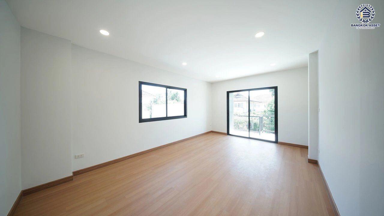 บ้านเดี่ยวรีโนเวทใหม่ โครงการ เพอร์เฟค เพลส รามคำแหง เนื้อที่ 65.3 ตร.ว. พื้นที่ใช้สอย 249.86 ตร.ม. ฟังก์ชัน 4 ห้องนอน 2 ห้องน้ำ จอดรถได้ 2 คัน เชื่อมต่อถนนรามคำแหง ถนนเสรีไทย และถนนเคหะร่มเกล้า ใกล้รถไฟฟ้าสายสีส้ม "สถานีสัมมากร"