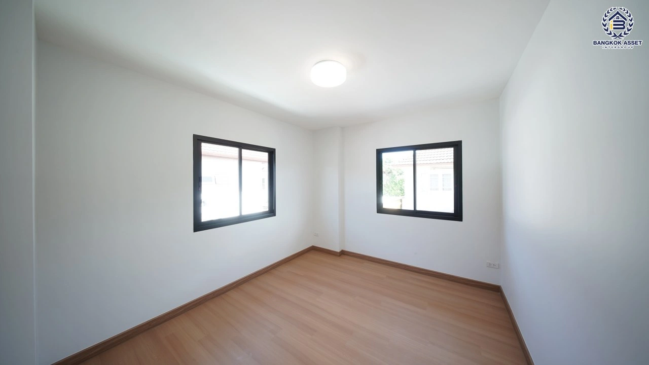 บ้านเดี่ยวรีโนเวทใหม่ โครงการ เพอร์เฟค เพลส รามคำแหง เนื้อที่ 65.3 ตร.ว. พื้นที่ใช้สอย 249.86 ตร.ม. ฟังก์ชัน 4 ห้องนอน 2 ห้องน้ำ จอดรถได้ 2 คัน เชื่อมต่อถนนรามคำแหง ถนนเสรีไทย และถนนเคหะร่มเกล้า ใกล้รถไฟฟ้าสายสีส้ม "สถานีสัมมากร"