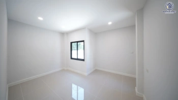 บ้านเดี่ยวรีโนเวทใหม่ โครงการ เพอร์เฟค เพลส รามคำแหง เนื้อที่ 65.3 ตร.ว. พื้นที่ใช้สอย 249.86 ตร.ม. ฟังก์ชัน 4 ห้องนอน 2 ห้องน้ำ จอดรถได้ 2 คัน เชื่อมต่อถนนรามคำแหง ถนนเสรีไทย และถนนเคหะร่มเกล้า ใกล้รถไฟฟ้าสายสีส้ม "สถานีสัมมากร"