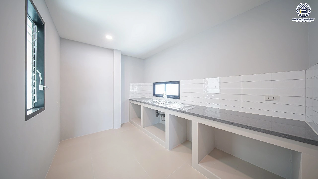 บ้านเดี่ยวรีโนเวทใหม่ โครงการ มณียา มาสเตอร์พีซ รัตนาธิเบศร์ หลังมุม เนื้อที่ 68 ตร.ว. ฟังก์ชัน 4 ห้องนอน 3 ห้องน้ำ จอดรถได้ 2 คัน ทำเลถนนรัตนาธิเบศร์ เชื่อมต่อถนนราชพฤกษ์ ใกล้รถไฟฟ้าสายสีม่วง "สถานีไทรม้า" และ "สถานีบางรักน้อย–ท่าอิฐ"