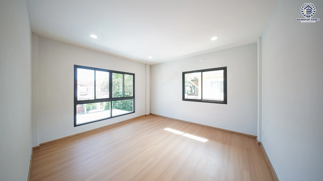 บ้านเดี่ยวรีโนเวทใหม่ โครงการ มณียา มาสเตอร์พีซ รัตนาธิเบศร์ หลังมุม เนื้อที่ 68 ตร.ว. ฟังก์ชัน 4 ห้องนอน 3 ห้องน้ำ จอดรถได้ 2 คัน ทำเลถนนรัตนาธิเบศร์ เชื่อมต่อถนนราชพฤกษ์ ใกล้รถไฟฟ้าสายสีม่วง "สถานีไทรม้า" และ "สถานีบางรักน้อย–ท่าอิฐ"