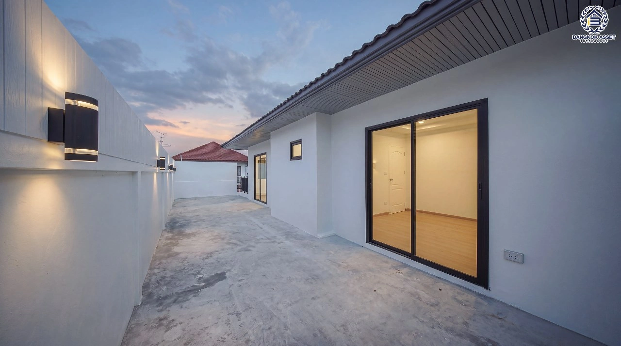 บ้านเดี่ยวรีโนเวทใหม่ โครงการ มณียา มาสเตอร์พีซ รัตนาธิเบศร์ หลังมุม เนื้อที่ 68 ตร.ว. ฟังก์ชัน 4 ห้องนอน 3 ห้องน้ำ จอดรถได้ 2 คัน ทำเลถนนรัตนาธิเบศร์ เชื่อมต่อถนนราชพฤกษ์ ใกล้รถไฟฟ้าสายสีม่วง "สถานีไทรม้า" และ "สถานีบางรักน้อย–ท่าอิฐ"