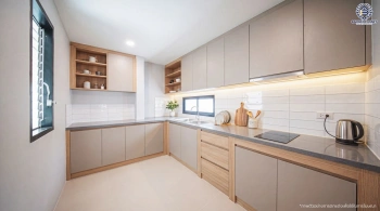 บ้านเดี่ยวรีโนเวทใหม่ โครงการ มณียา มาสเตอร์พีซ รัตนาธิเบศร์ หลังมุม เนื้อที่ 68 ตร.ว. พื้นที่ใช้สอย 250 ตร.ม. ฟังก์ชัน 4 ห้องนอน 3 ห้องน้ำ จอดรถได้ 2 คัน ทำเลถนนรัตนาธิเบศร์ เชื่อมต่อถนนราชพฤกษ์ ใกล้รถไฟฟ้าสายสีม่วง "สถานีไทรม้า" และ "สถานีบางรักน้อย–ท่าอิฐ"