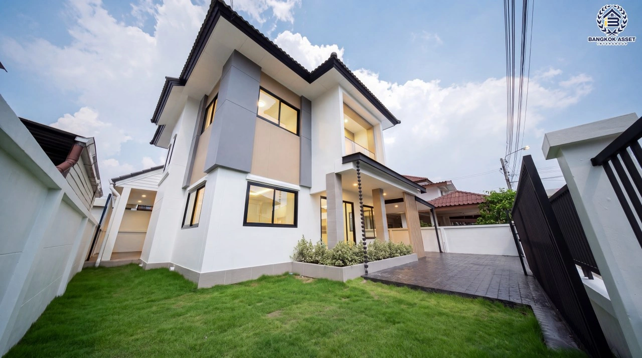 บ้านเดี่ยวรีโนเวทใหม่ โครงการ ประดับดาว 5-6 ท่าอิฐ เนื้อที่ 56 ตร.ว. พื้นที่ใช้สอย 231.52 ตร.ม. ฟังก์ชัน 4 ห้องนอน 3 ห้องน้ำ จอดรถได้ 2 คัน  เดินทางเชื่อมต่อถนนราชพฤกษ์และถนนรัตนาธิเบศร์ ใกล้รถไฟฟ้า MRT สายสีม่วง "สถานีบางรักน้อย-ท่าอิฐ"