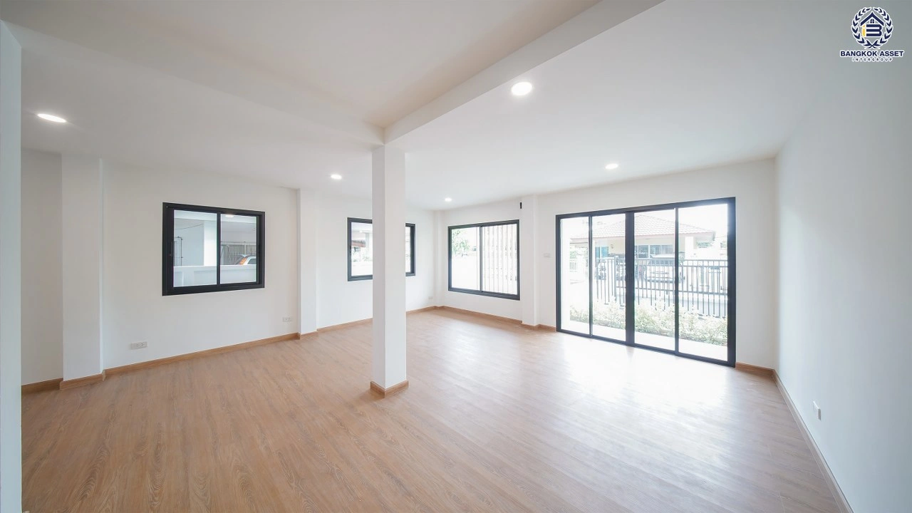 บ้านเดี่ยวรีโนเวทใหม่ โครงการ ประดับดาว 5-6 ท่าอิฐ เนื้อที่ 56 ตร.ว. พื้นที่ใช้สอย 231.52 ตร.ม. ฟังก์ชัน 4 ห้องนอน 3 ห้องน้ำ จอดรถได้ 2 คัน  เดินทางเชื่อมต่อถนนราชพฤกษ์และถนนรัตนาธิเบศร์ ใกล้รถไฟฟ้า MRT สายสีม่วง "สถานีบางรักน้อย-ท่าอิฐ"