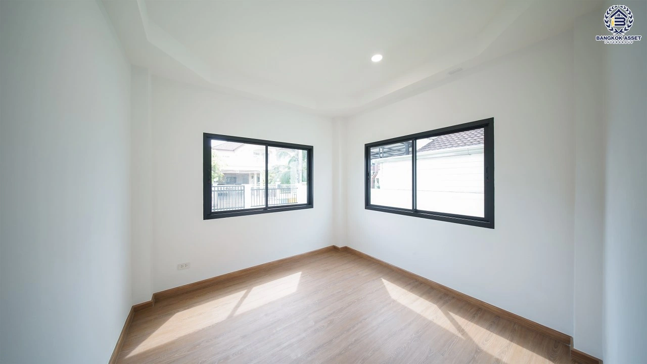 บ้านเดี่ยวรีโนเวทใหม่ โครงการ ประดับดาว 5-6 ท่าอิฐ เนื้อที่ 56 ตร.ว. พื้นที่ใช้สอย 231.52 ตร.ม. ฟังก์ชัน 4 ห้องนอน 3 ห้องน้ำ จอดรถได้ 2 คัน  เดินทางเชื่อมต่อถนนราชพฤกษ์และถนนรัตนาธิเบศร์ ใกล้รถไฟฟ้า MRT สายสีม่วง "สถานีบางรักน้อย-ท่าอิฐ"