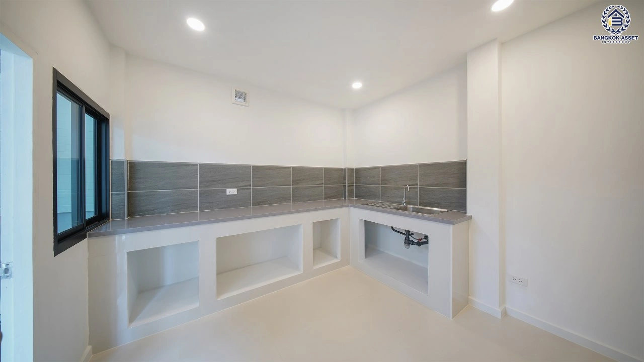 บ้านเดี่ยวรีโนเวทใหม่ โครงการ ประดับดาว 5-6 ท่าอิฐ เนื้อที่ 56 ตร.ว. พื้นที่ใช้สอย 231.52 ตร.ม. ฟังก์ชัน 4 ห้องนอน 3 ห้องน้ำ จอดรถได้ 2 คัน  เดินทางเชื่อมต่อถนนราชพฤกษ์และถนนรัตนาธิเบศร์ ใกล้รถไฟฟ้า MRT สายสีม่วง "สถานีบางรักน้อย-ท่าอิฐ"