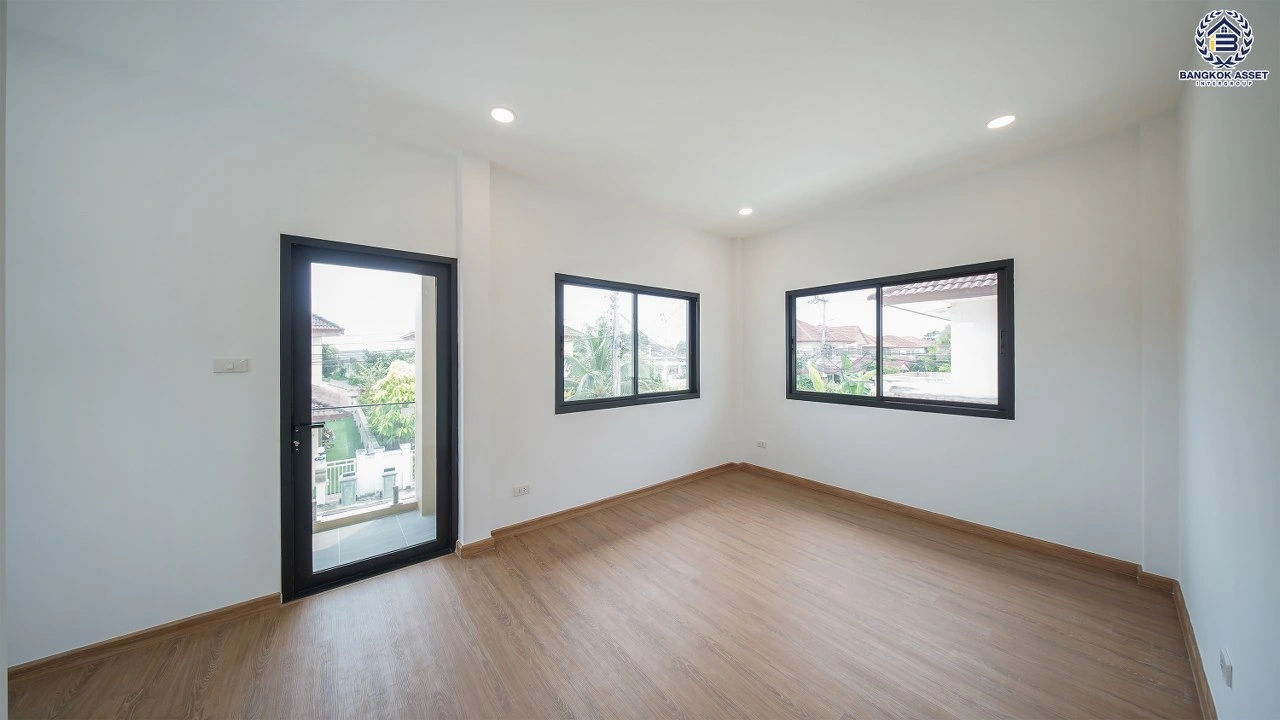 บ้านเดี่ยวรีโนเวทใหม่ โครงการ ประดับดาว 5-6 ท่าอิฐ เนื้อที่ 56 ตร.ว. พื้นที่ใช้สอย 231.52 ตร.ม. ฟังก์ชัน 4 ห้องนอน 3 ห้องน้ำ จอดรถได้ 2 คัน  เดินทางเชื่อมต่อถนนราชพฤกษ์และถนนรัตนาธิเบศร์ ใกล้รถไฟฟ้า MRT สายสีม่วง "สถานีบางรักน้อย-ท่าอิฐ"