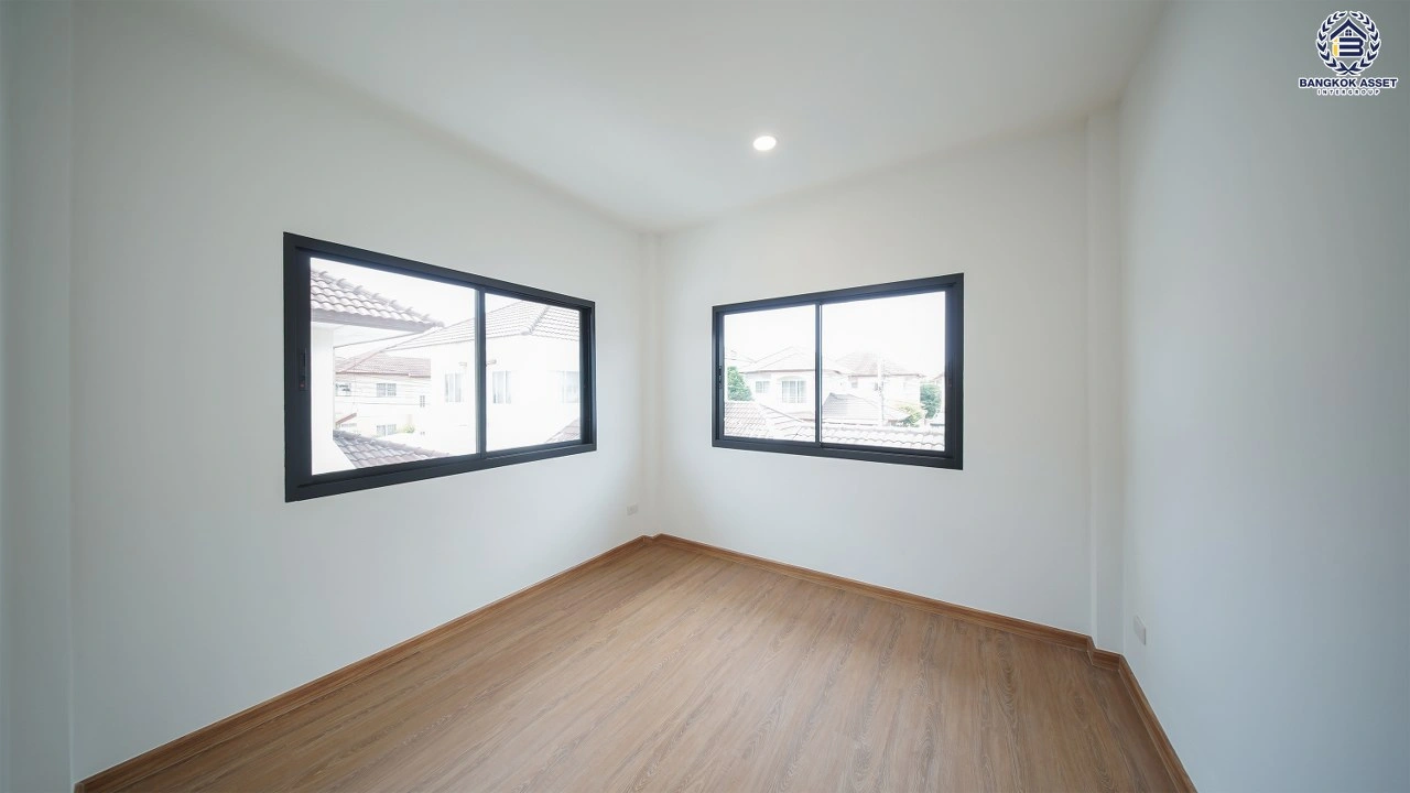 บ้านเดี่ยวรีโนเวทใหม่ โครงการ ประดับดาว 5-6 ท่าอิฐ เนื้อที่ 56 ตร.ว. พื้นที่ใช้สอย 231.52 ตร.ม. ฟังก์ชัน 4 ห้องนอน 3 ห้องน้ำ จอดรถได้ 2 คัน  เดินทางเชื่อมต่อถนนราชพฤกษ์และถนนรัตนาธิเบศร์ ใกล้รถไฟฟ้า MRT สายสีม่วง "สถานีบางรักน้อย-ท่าอิฐ"